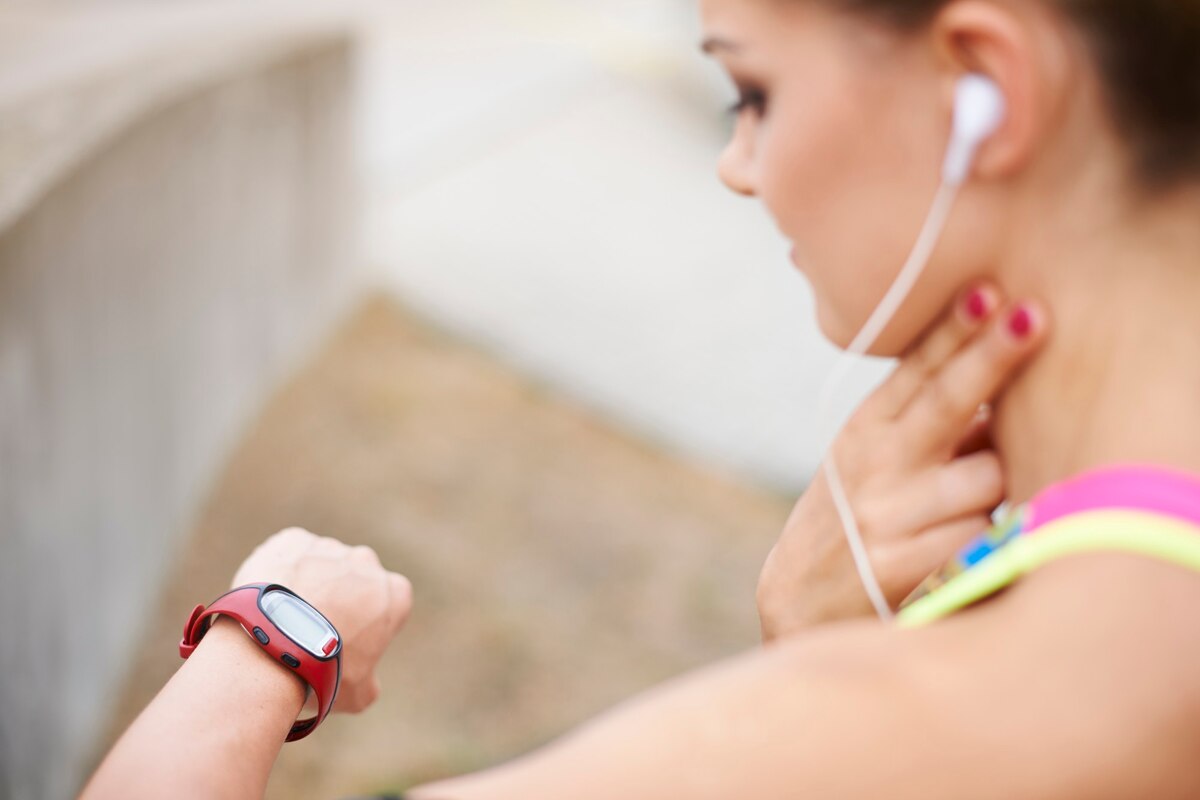 The Rise of Health Tracking: How Wearables Are Changing Wellness Practices